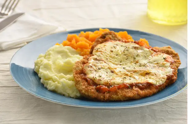 Milanesa napolitana con puré mixto