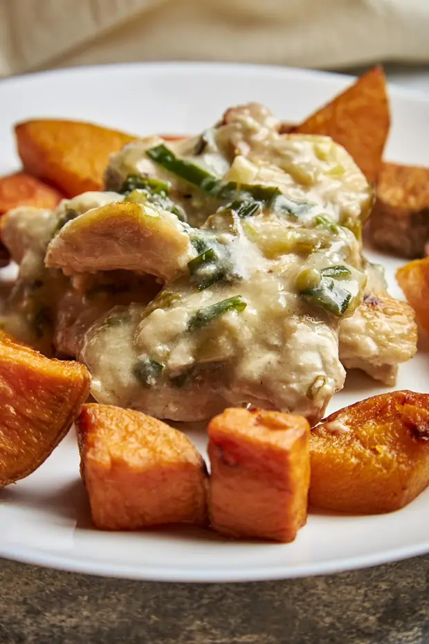 Pollo al puerro con anco y boniato